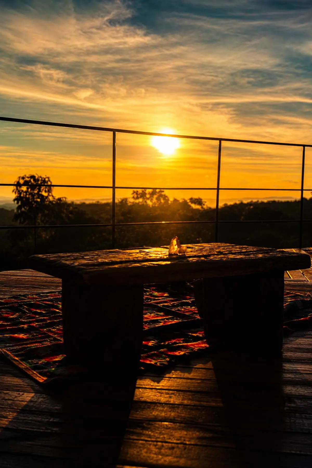 Instalação de cristais iluminada pelo pôr do sol